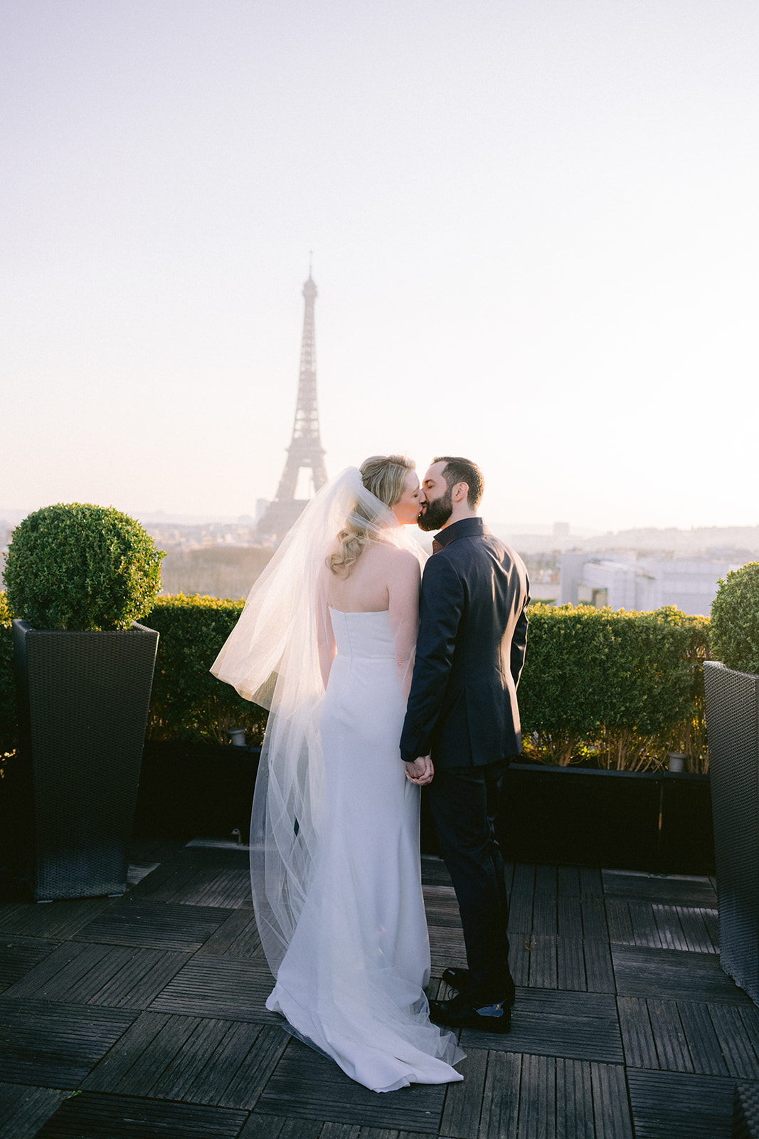 beautiful photo wxith bride and groom and the eiffel tower in paris